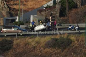 Cuatro heridos en el aparatoso vuelco de un vehículo en la rotonda de Tara-Telde (Foto TA)